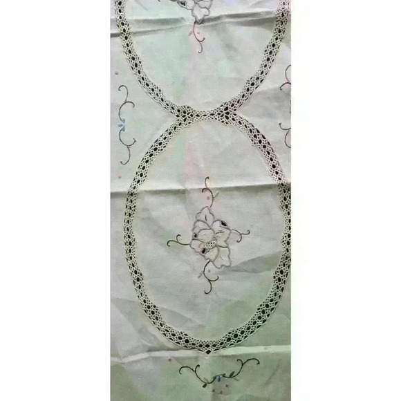 Embroidered/Crochet Battenburg Table Runner - Picture 4 of 8